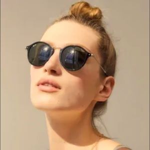 Ray Ban round fleck polarized sunglasses in black.